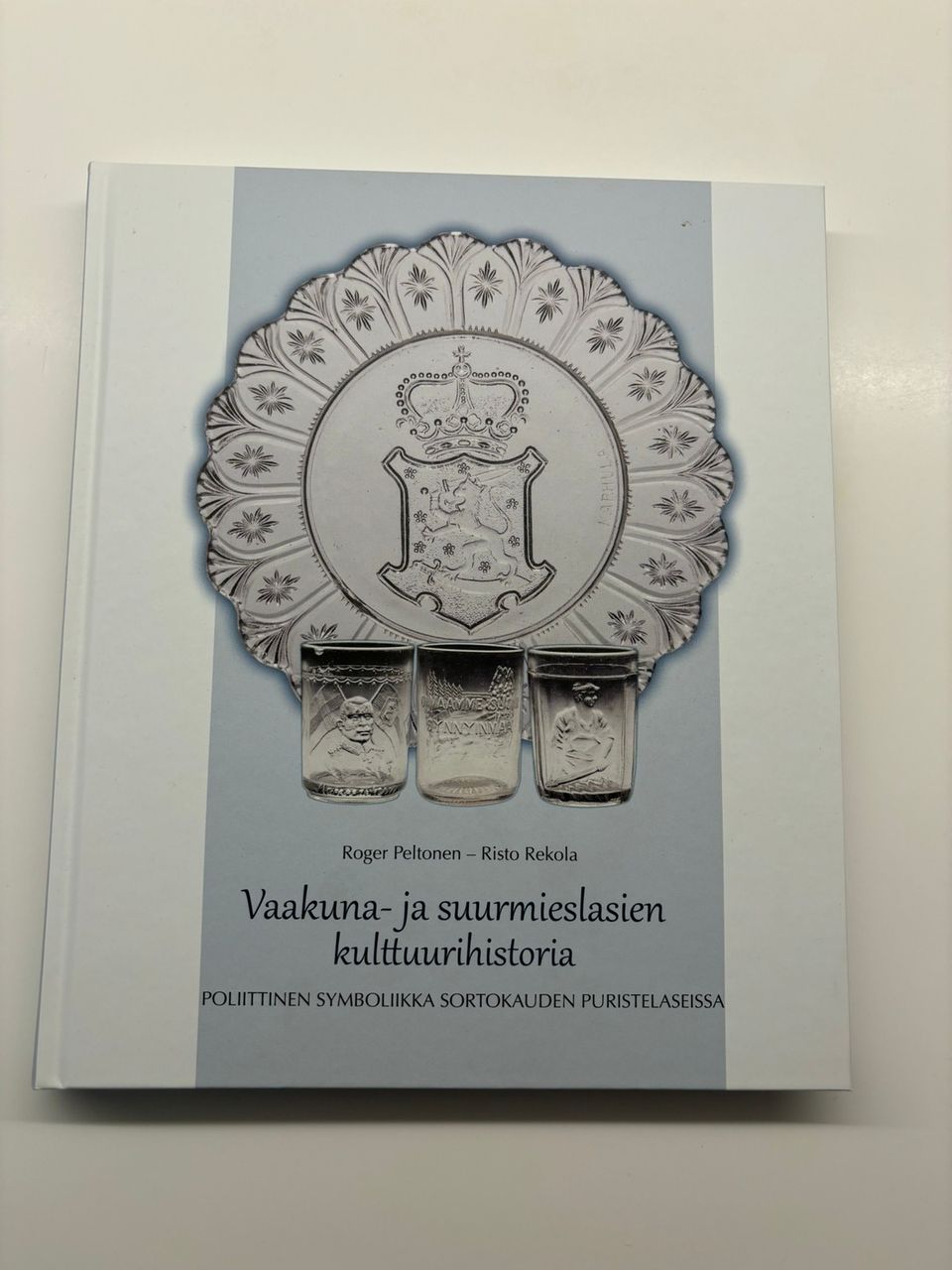 Vaakuna- ja suurmieslasien kulttuurihistoria-kirja