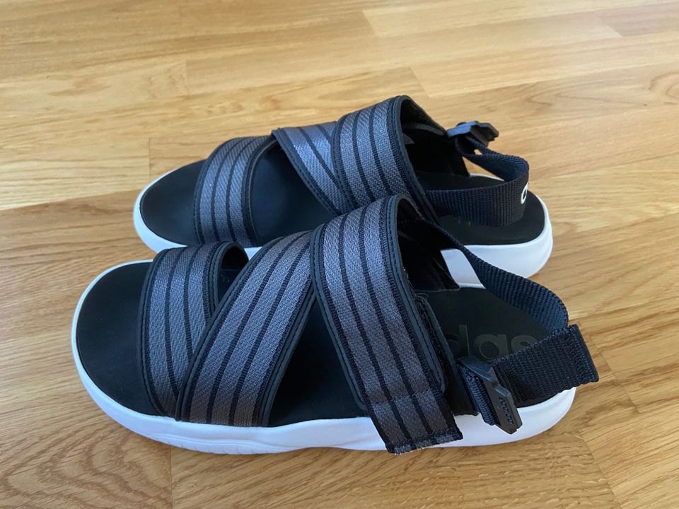 Adidas sandaalit koko 42(41)