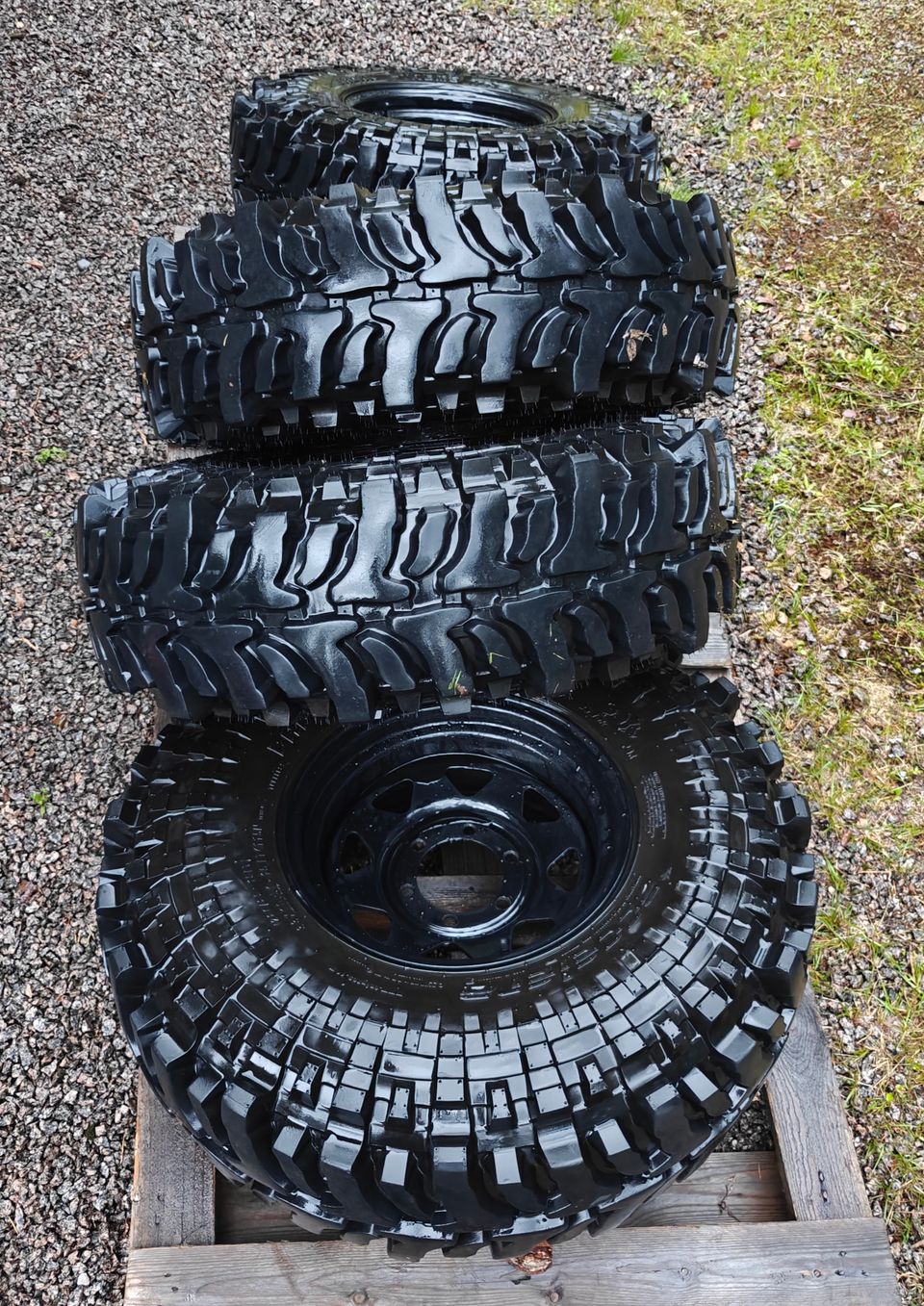 33x10.5 R15, 8x15" et-20 Badak X-Treme rengassarja