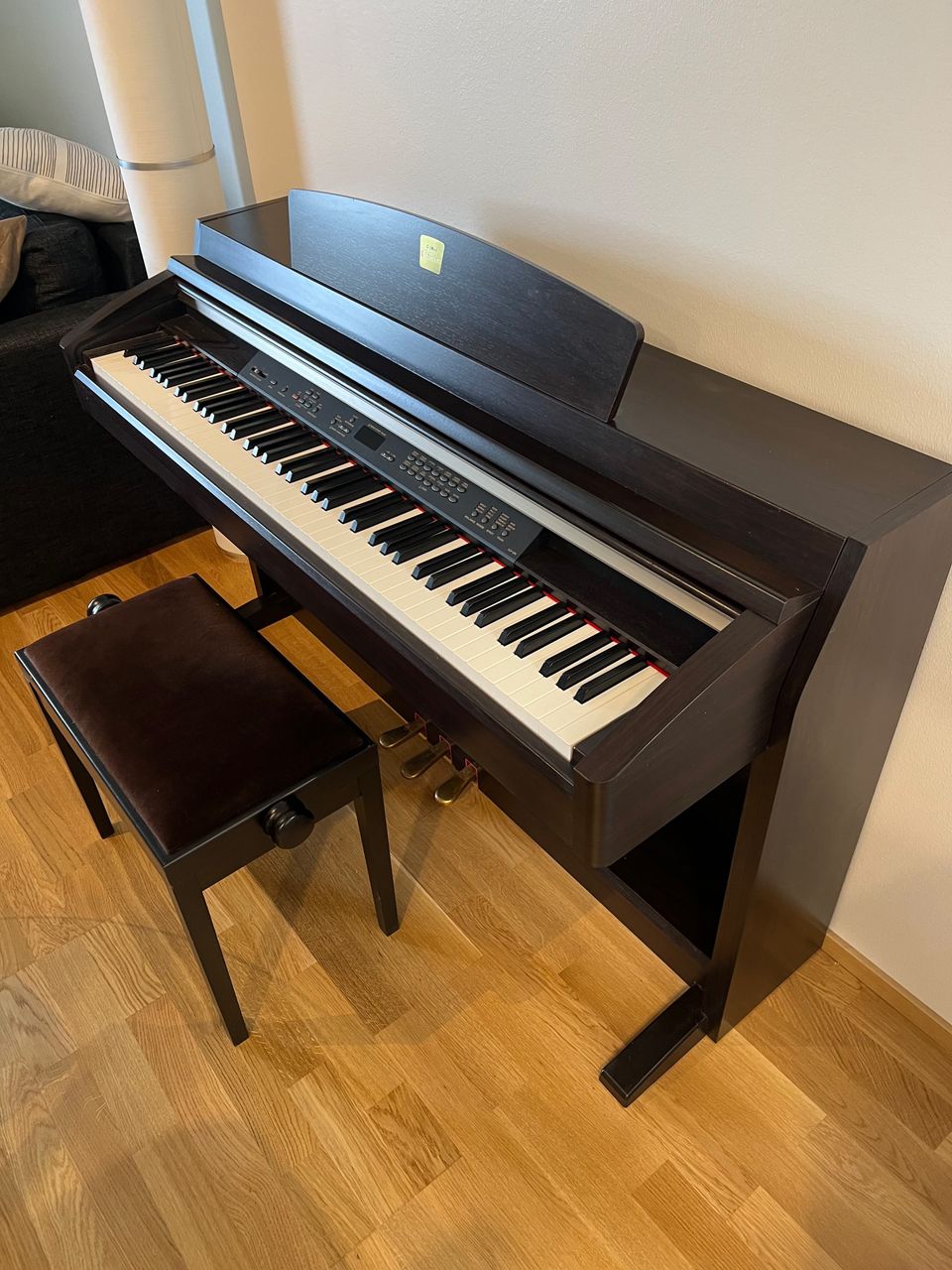 Yamaha Clavinova + säädettävä tuoli (sähköpiano)