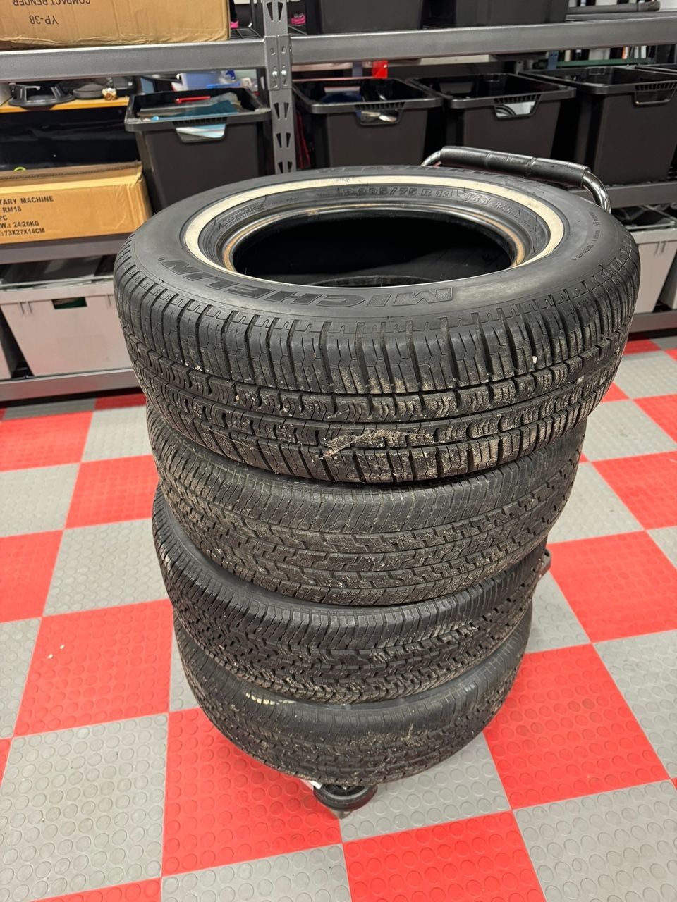 Michelin valkosivurenkaat P205/75R14 -VARATTU