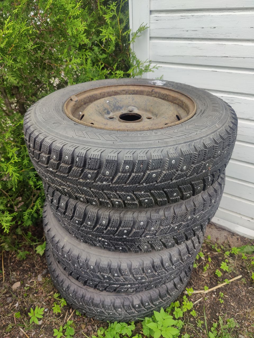 155/80 R13 Hakkapeliitta2 Peugeotin vanteilla