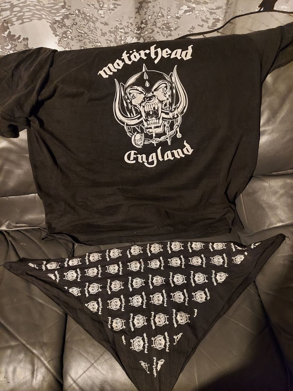 Motörheadin t-paita ja huivi