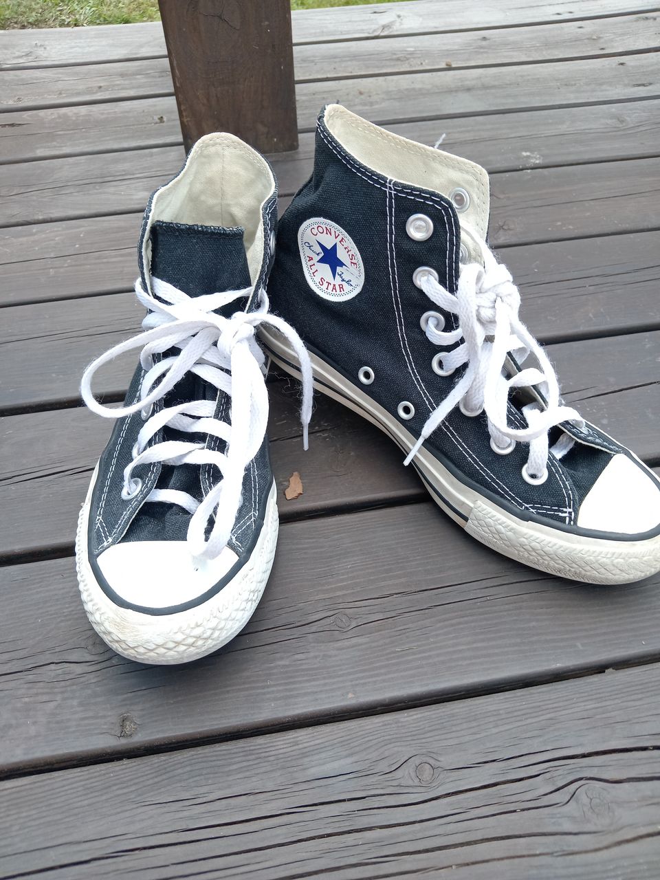 Mustat Converse tennarit