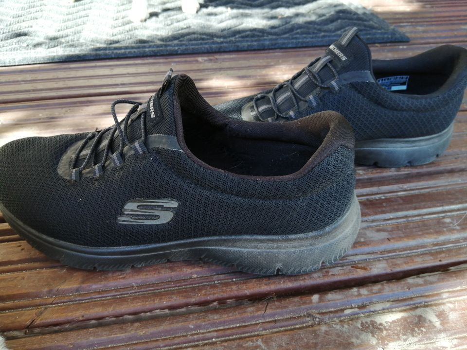 Sketchersit 38 mustat