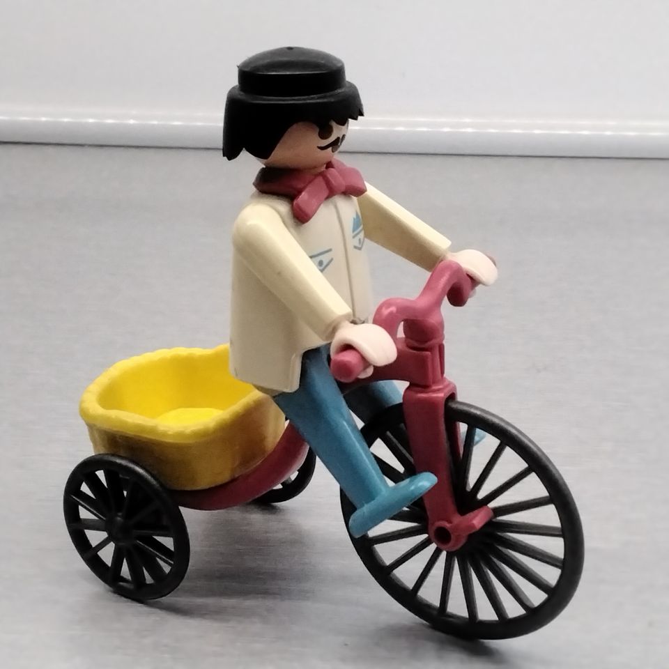Pyöräilevä Playmobil figuuri