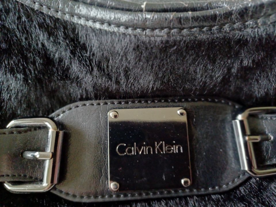 Calvin Klein käsilaukku keinokarvaa/nahkaa, upeat mustat metalliyksityiskohdat