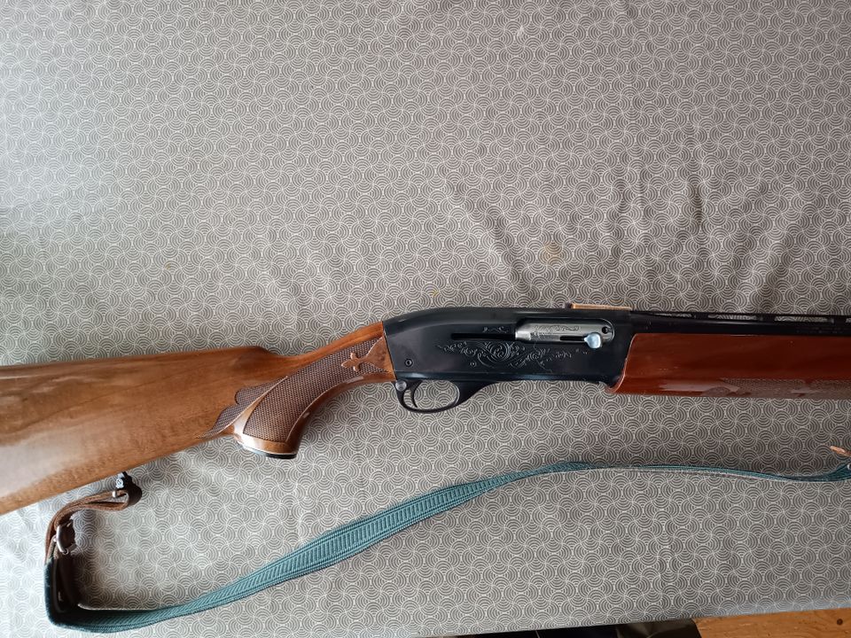 Haulikko Remington 1100 20/70. Ase on varattu.