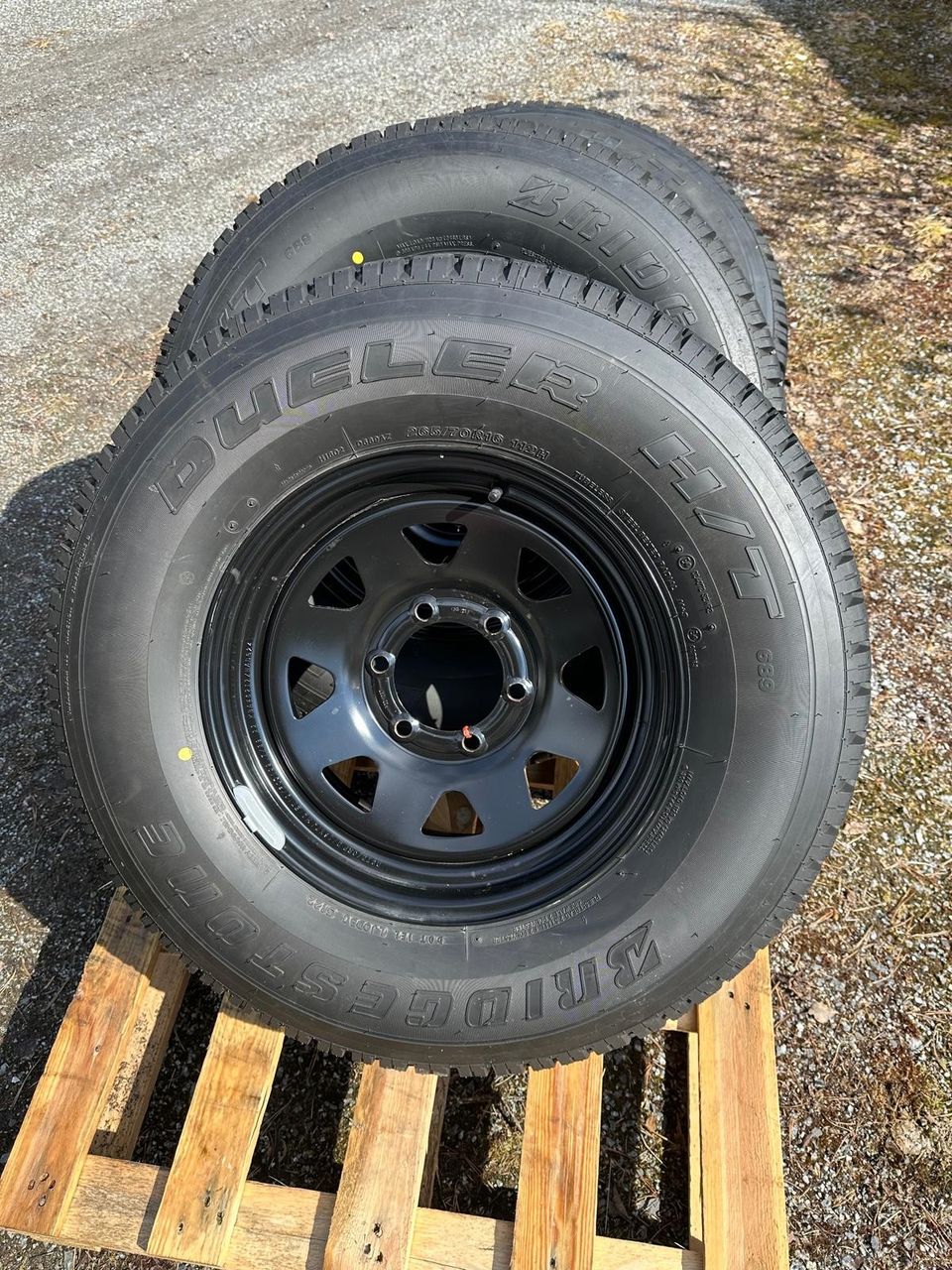 Bridgestone Dueler H/T 265/70R16 renkaat + vanteet 6/139.7(mm. Hilux) pulttijako