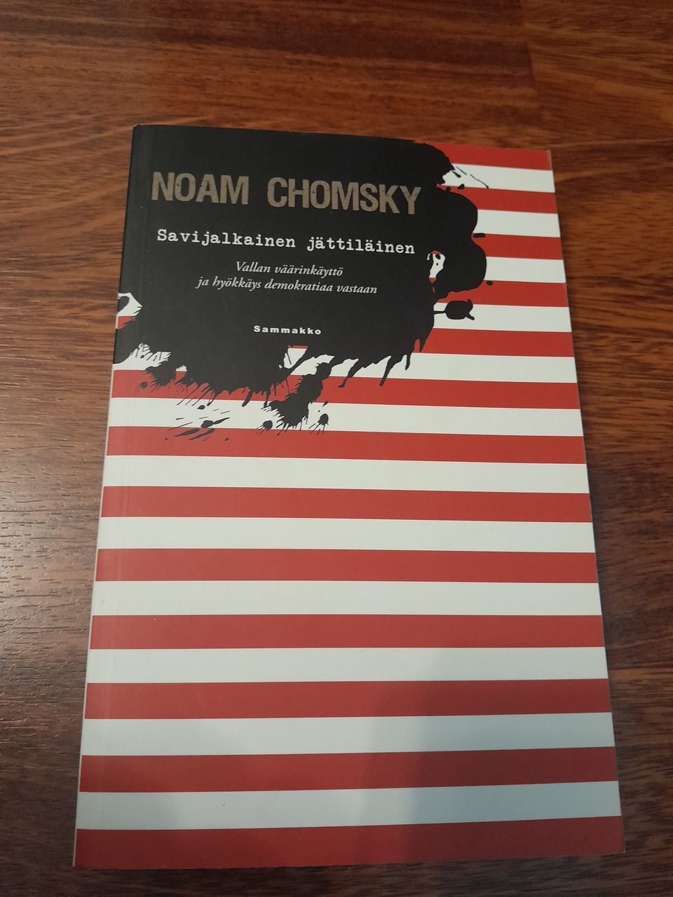 Noam Chomsky - Savijalkainen Jättiläinen