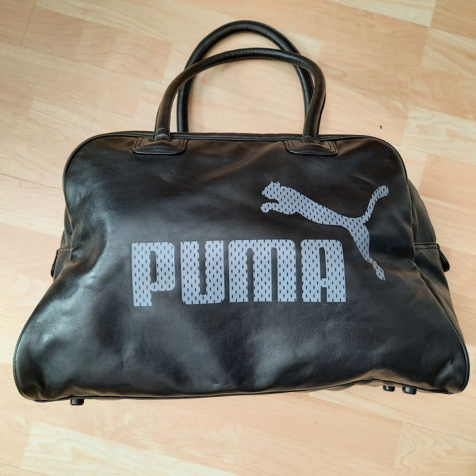 Siistikuntoinen iso PUMA laukku