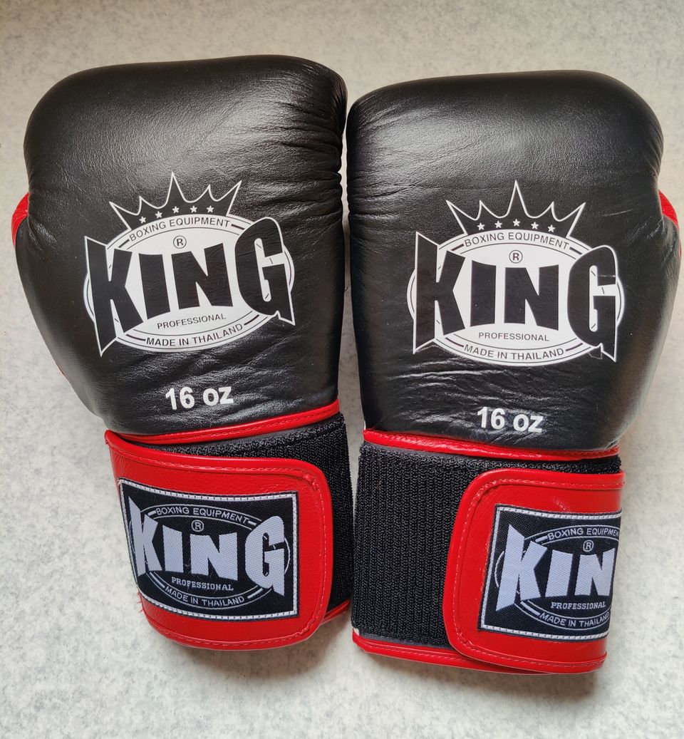 King boxing gloves for adults (16 ounces) + hand wraps