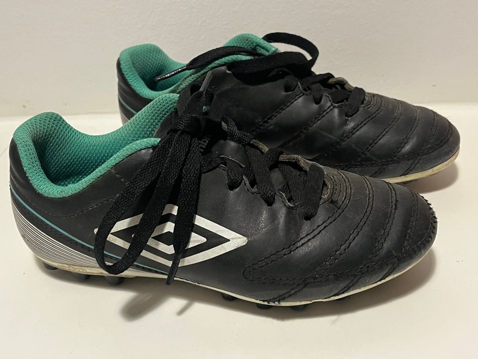 Umbro nappikset koko 31 jalkapallo