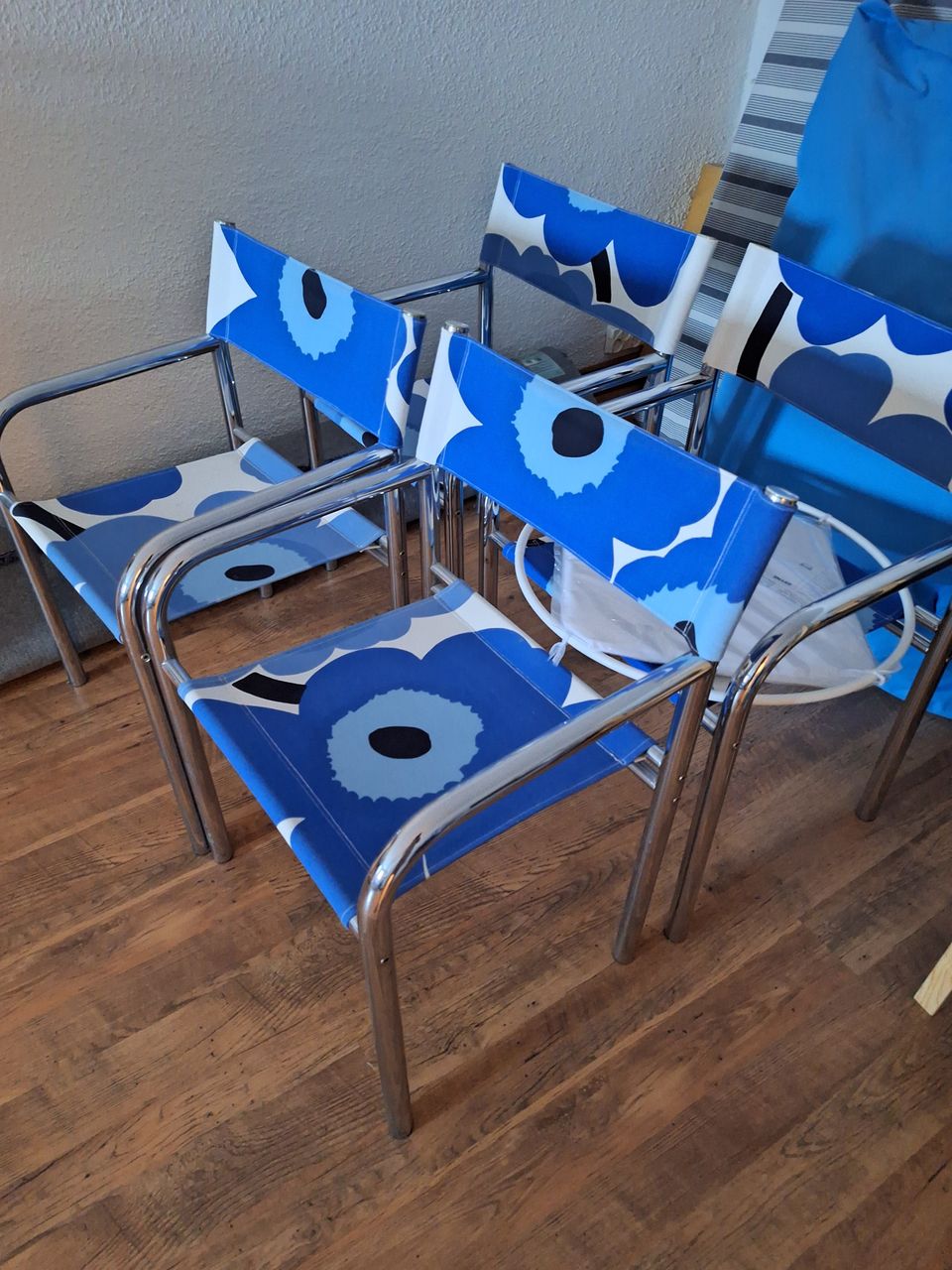 Marimekon Unikkomarkiisikankaiset tuolit