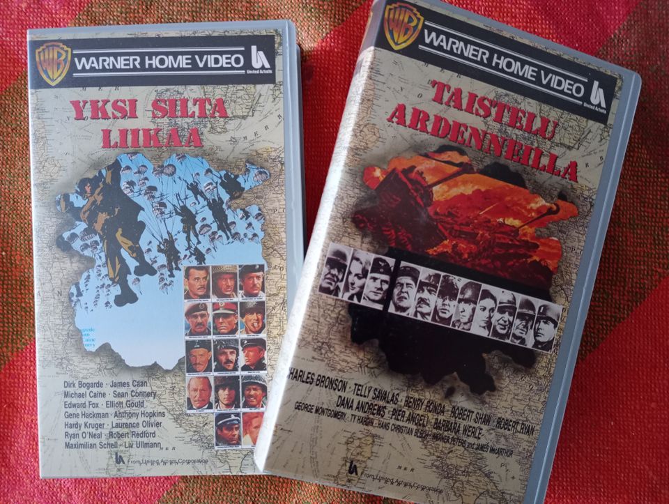 Kaksi sotaelokuvaa VHS:llä