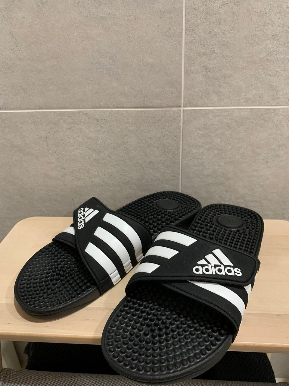 Adidas säädettävät sandaalit 43