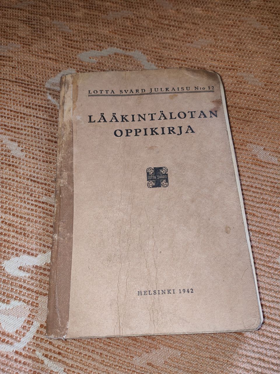 Lääkintälotan oppikirja