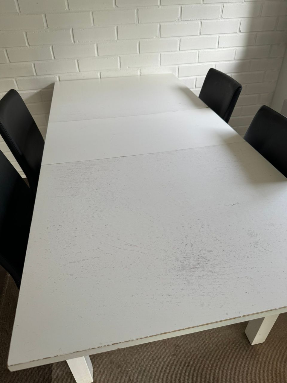 Ruokapöytä + neljä tuolia