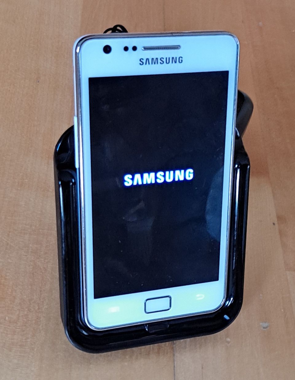 Samsung Galaxy S II matkapuhelin ja pöytäteline