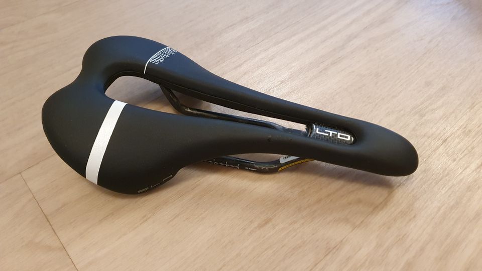 Selle Italia SLR SuperFlow Carbonio satula