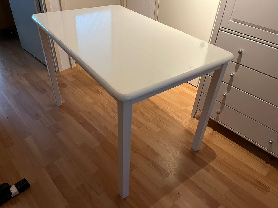 Valkoinen puinen pöytä