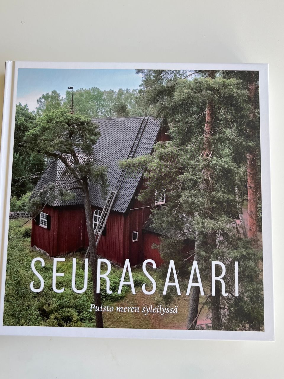 Seurasaari Puisto meren syleilyssä. Ensi kattava teos Seurasaaresta.