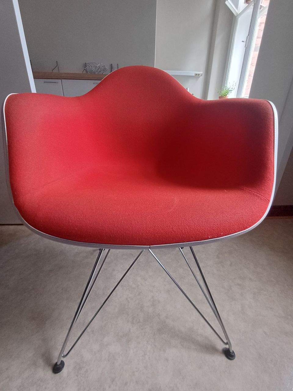 Vitra Eames nojatuoli