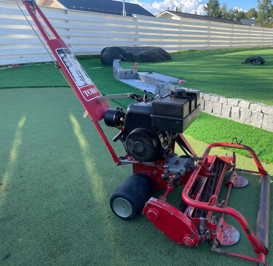 Toro Greensmaster perässäkäveltävä greeni kelaleikkuri