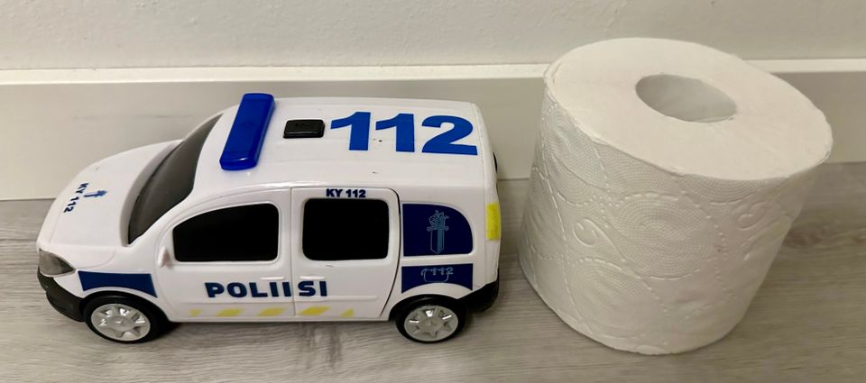 Poliisiauto äänillä ja valoilla