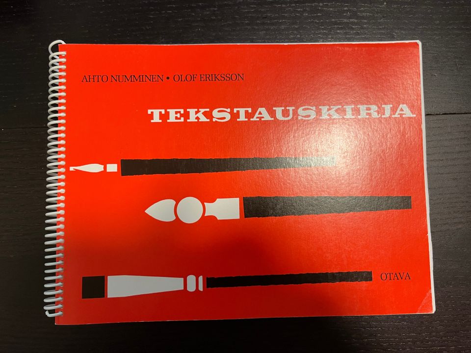 Tekstaus-/kalligrafia kirja + harjoitteluun sopiva A4 lehtiö