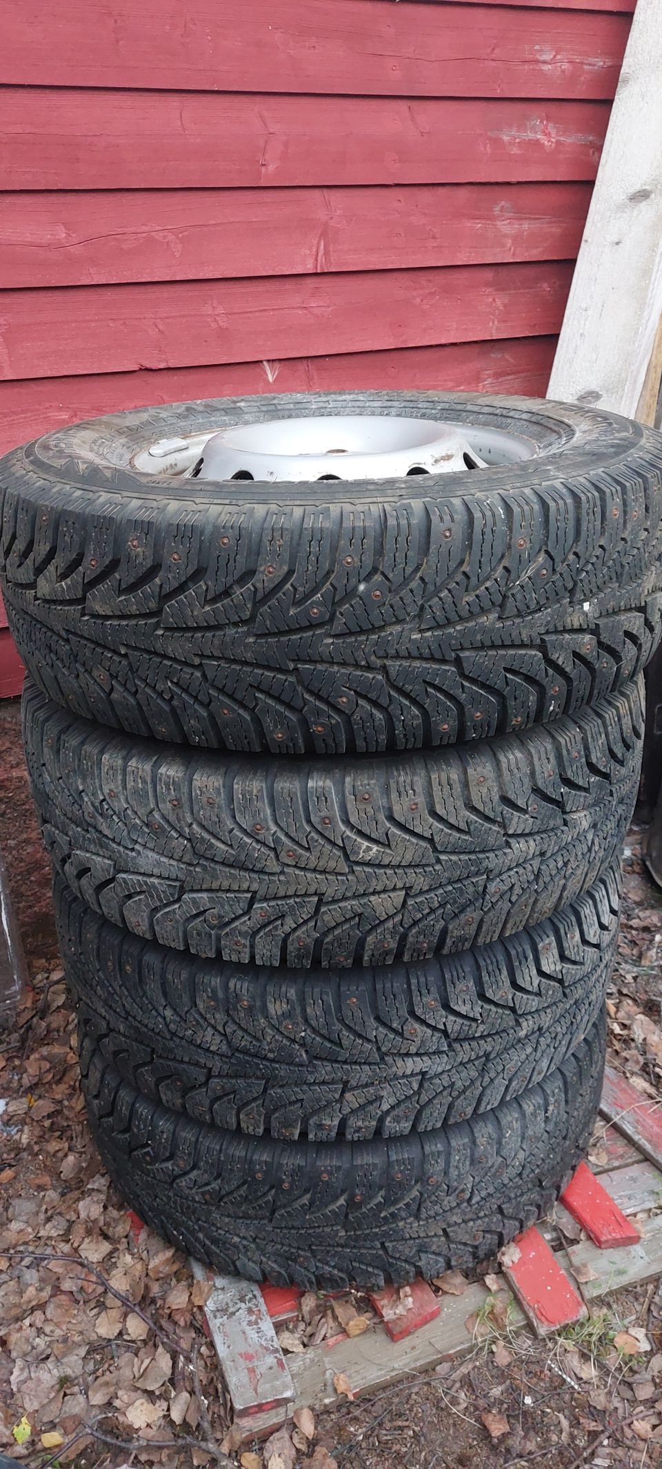 Hakkapeliitta nastarenkaat vanteilla 225/70R15C