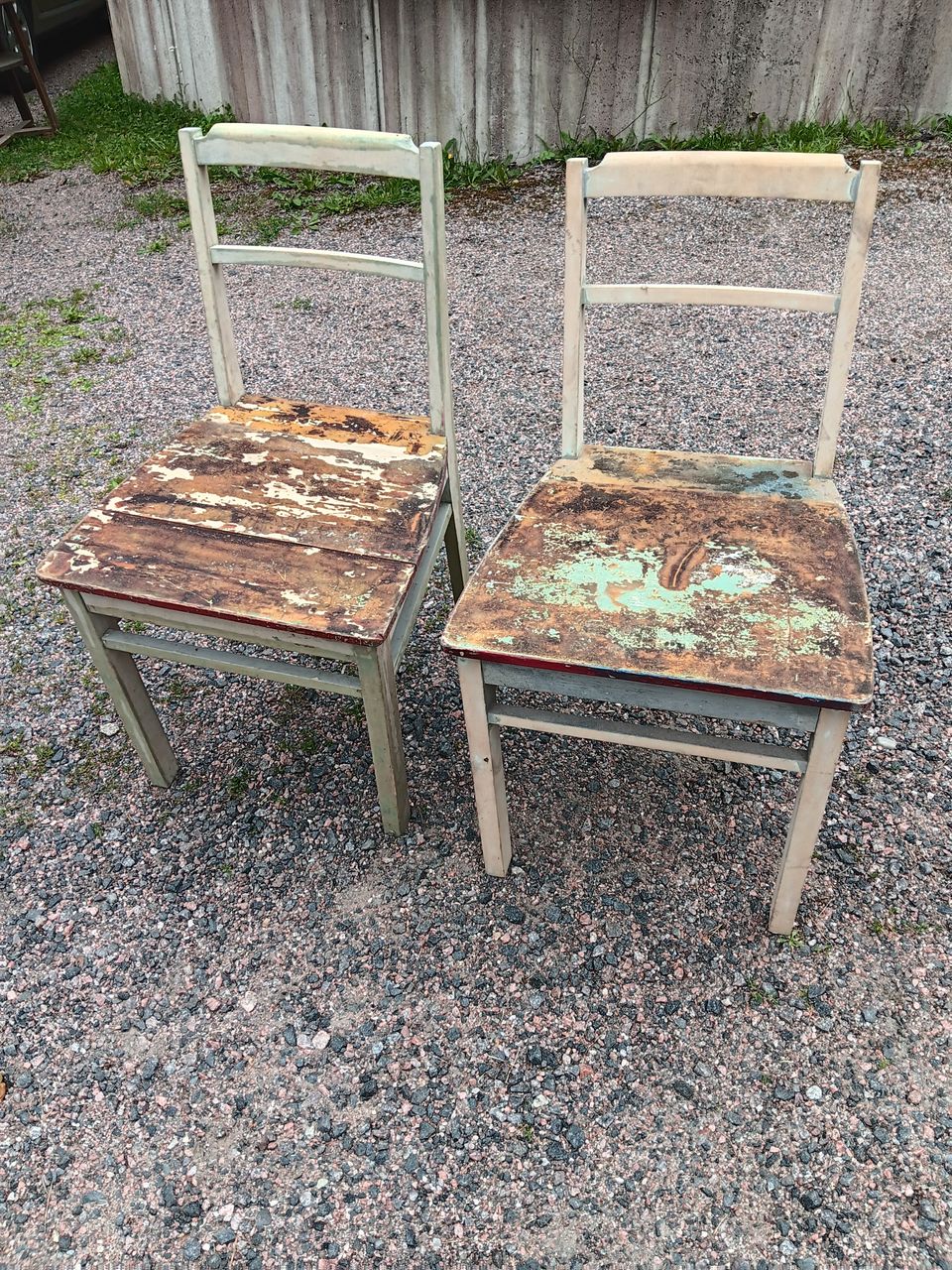 Myydään kunnostettava vanhat tuolit
