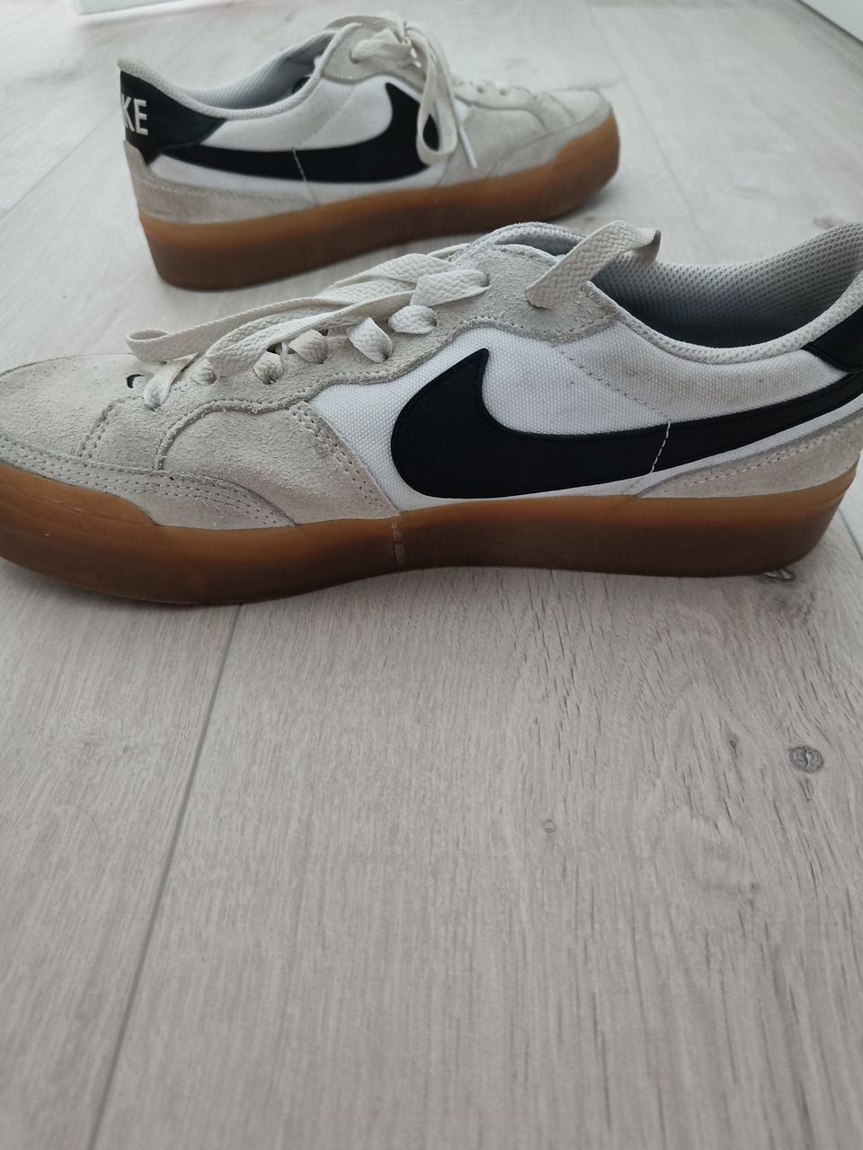 Nike kengät        NIKE SB POGO SHOES (VALKOINEN MUSTA PURUKUMI)