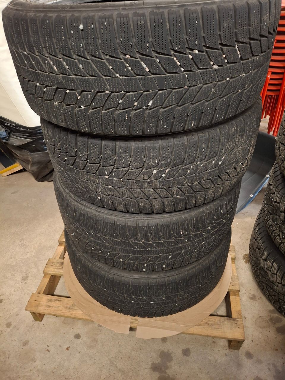 Kitkat 235/45r18