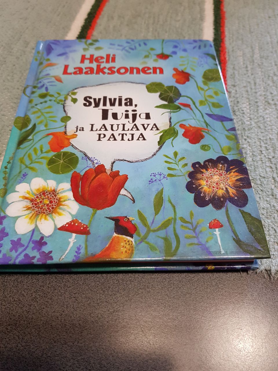 Heli Laaksonen: Sylvia, Tuija ja laulava patja.