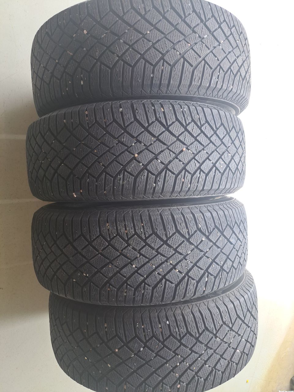 255/60R18 Continental viking contact 7