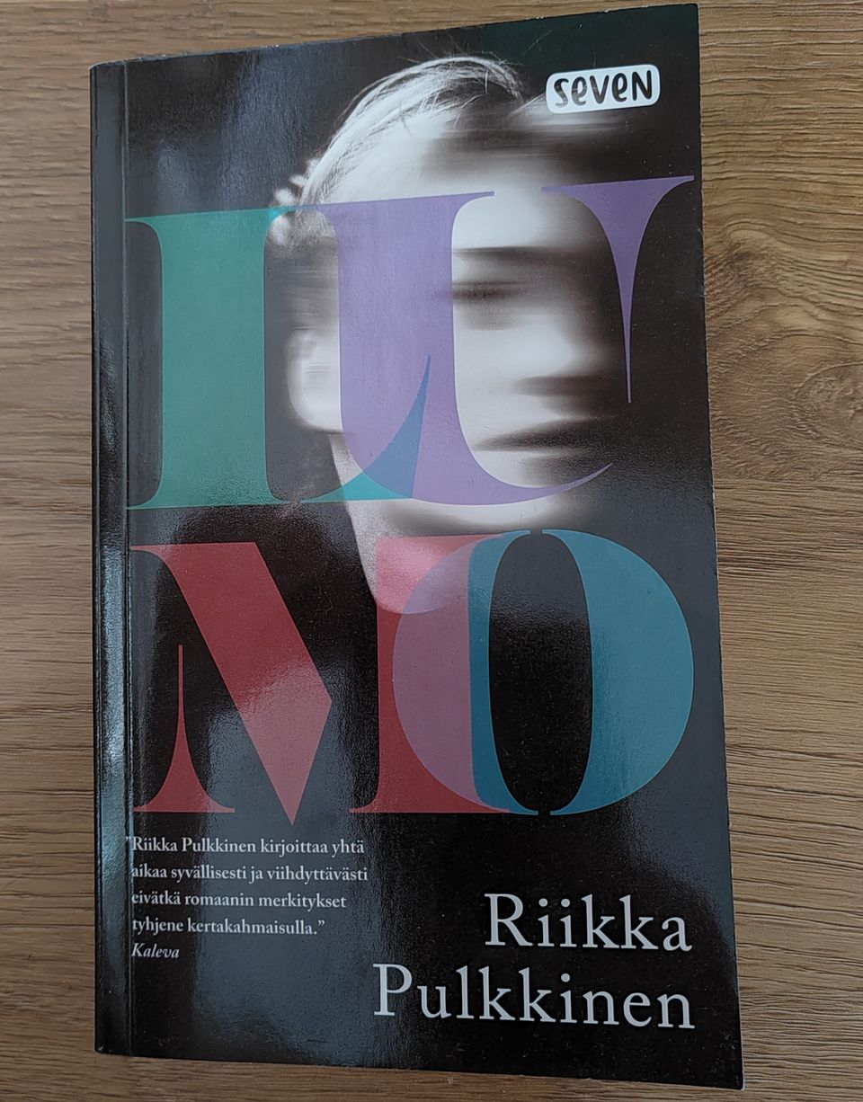 Lumo kirja (Riikka Pulkkinen)