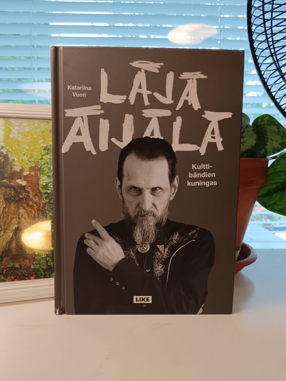 Läjä Äijälä - Kulttibändien kuningas (Katariina Vuori)