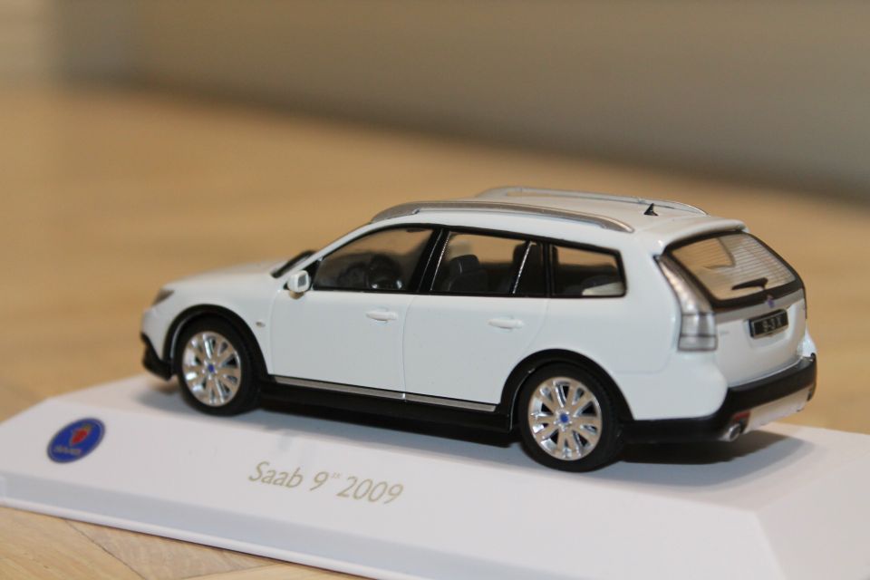 Auto keräilyauto pienoismalli 1:43 Saab 93X 9-3X farkku 2009 metallinen