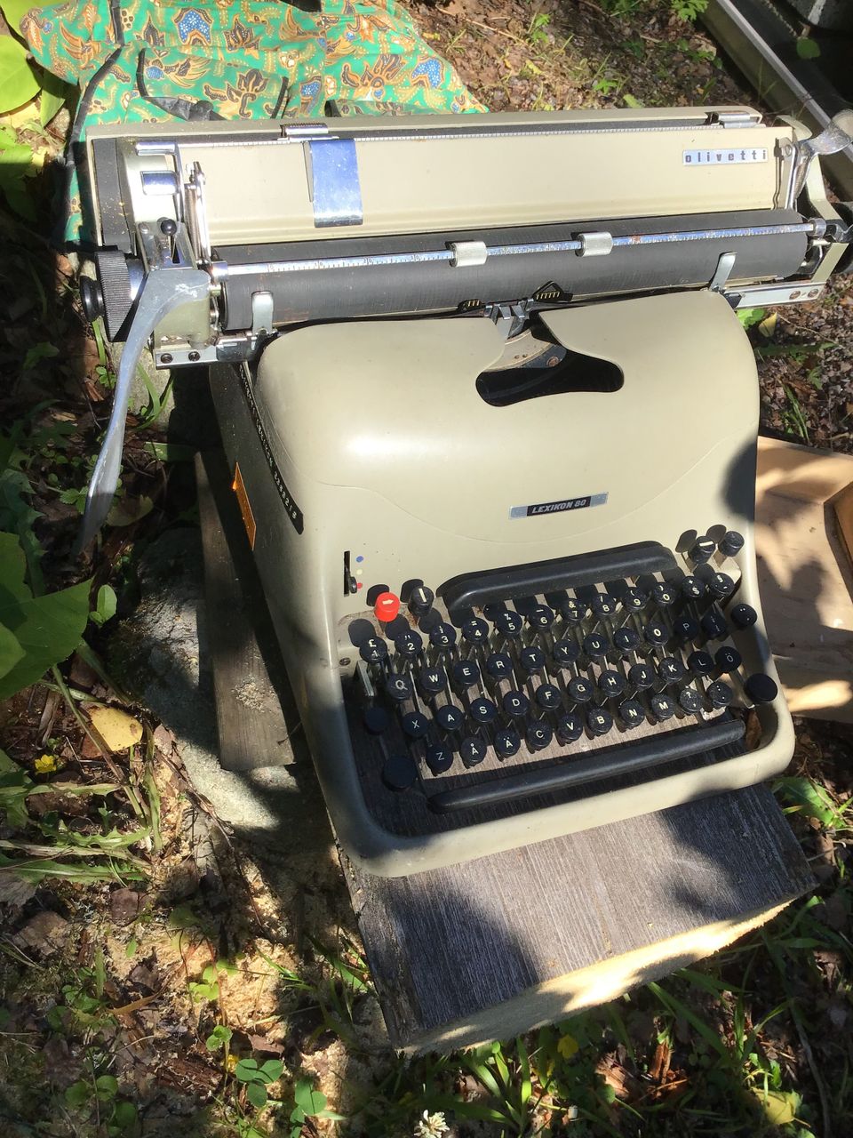 Olivetti Lexikon 80 kirjoituskone, toimii, värinauha vanha.