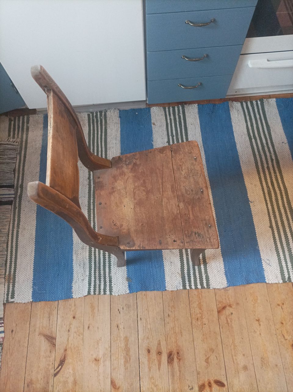 Myydään 2 vanhaa tuolia