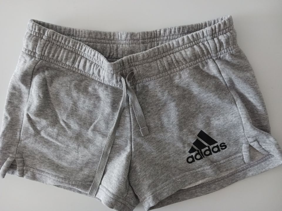 Kuin uudet Adidas shortsit 34-36