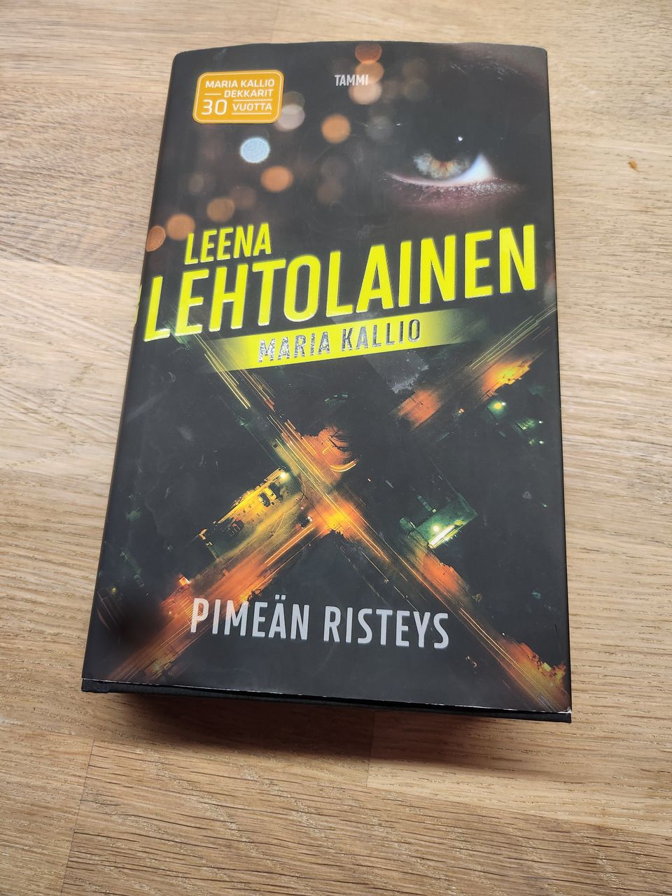 Leena Lehtolaisen kirja Pimeän risteys