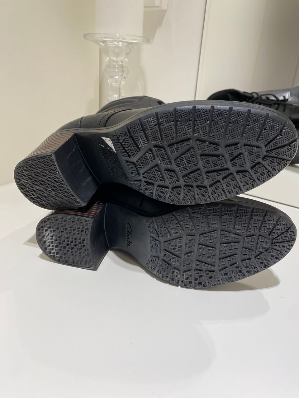 Clarks uudet nahkakengät