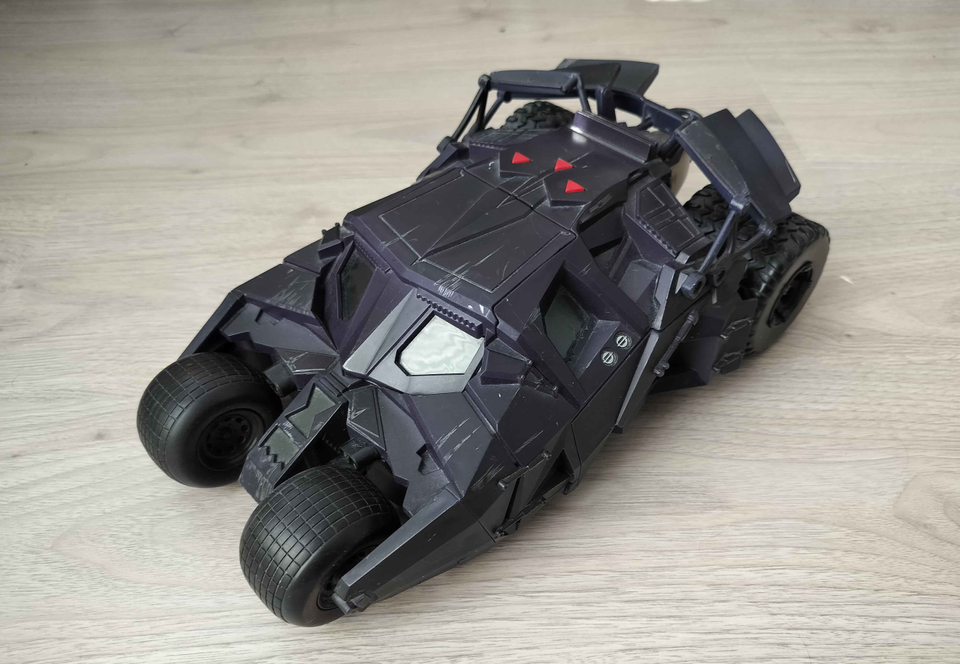 Batman Begins - Tumbler Batmobile