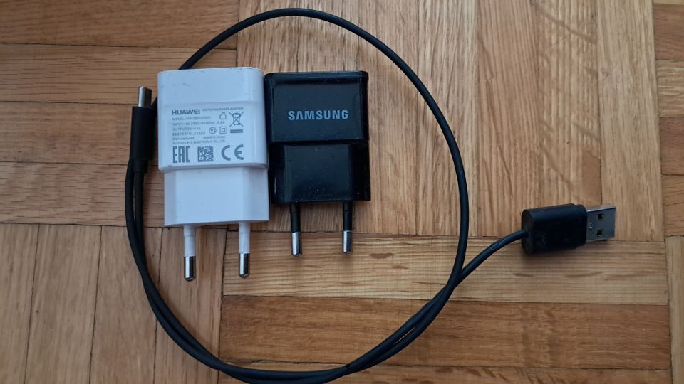 2 kännykkälaturia ja usb-C piuha