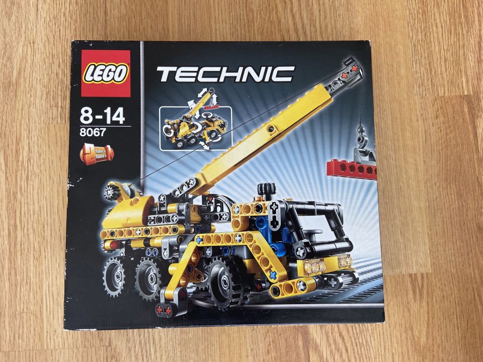 Avaamaton LEGO TECHNIC: Mini Mobile Crane (8067)