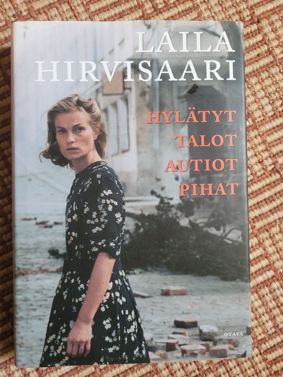 Laila Hirvisaari : Hylätyt talot, autiot pihat