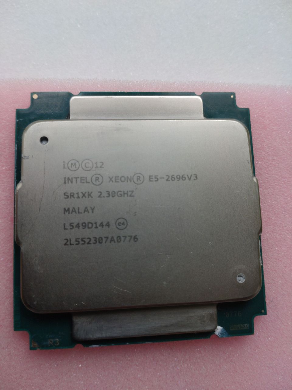 2 kpl Intel Xeon E5-2696 v3, 16 ydintä, HT 32, 3,6 GHz boost.