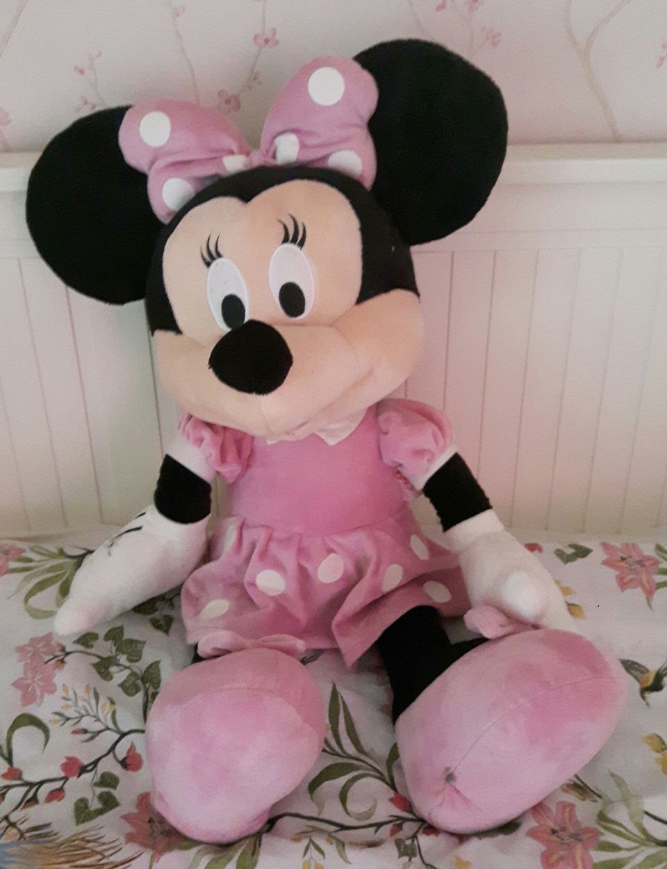 Minni jättikokoinen pehmolelu 70 cm pituus/Minnie mouse soft toy 70 cm tall